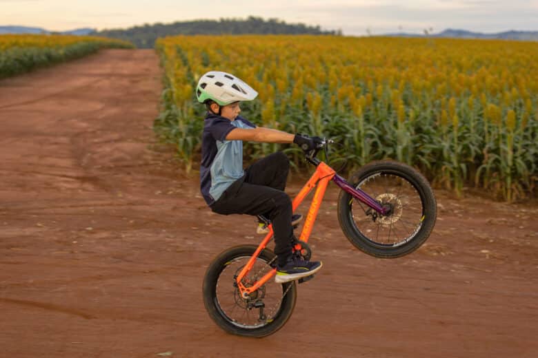 Como ensinar a criança a fazer curvas e controlar melhor a bicicleta